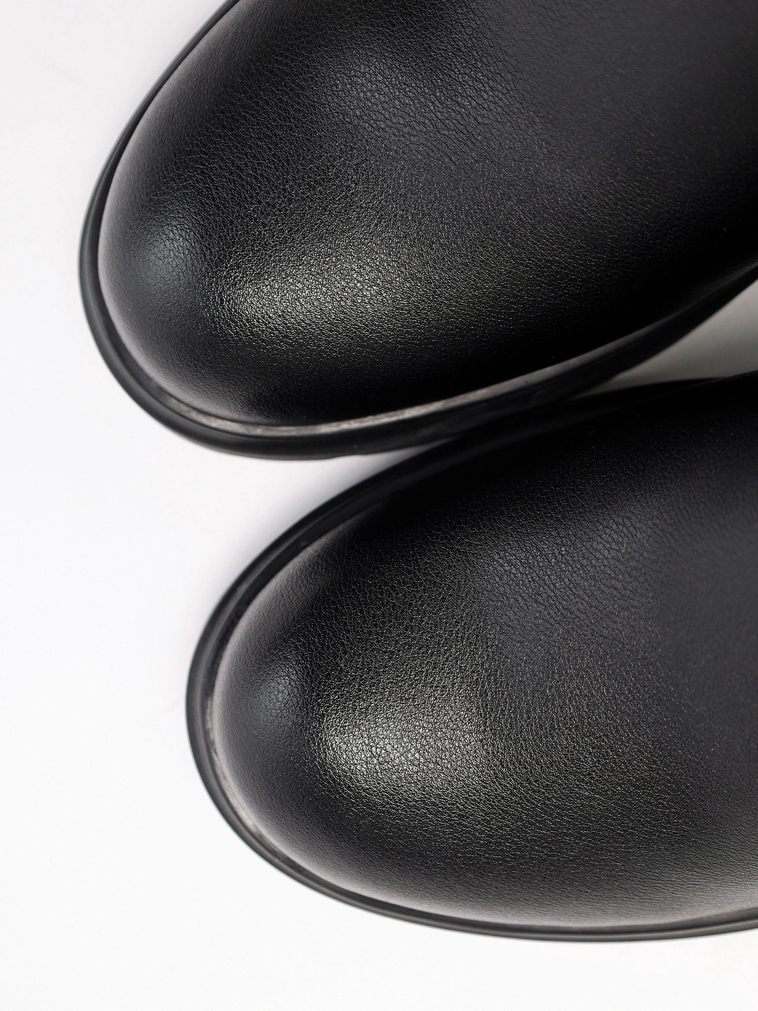 Сапоги черного цвета из натуральной кожи на высоком каблуке